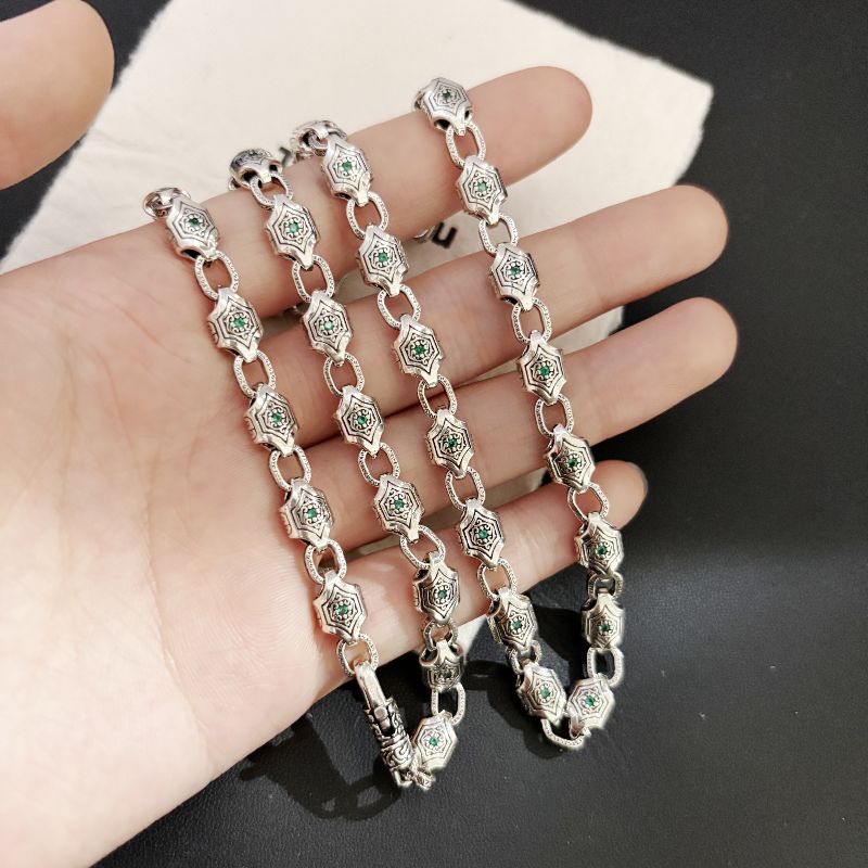 inlaid green diamond arabesque domineering necklace